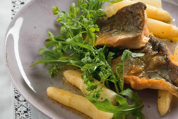 Spargelsalat mit gebratenem Fisch Rezept | Küchengötter
