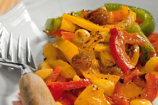 Paprikagemüse mit Mandeln und Rosinen Rezept | Küchengötter Paprikagemüse mit Mandeln und Rosinen Rezept | Küchengötter