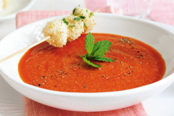 Paprika-Tomaten-Suppe mit Mozzarellaspießen Rezept | Küchengötter