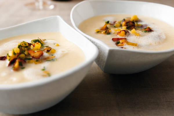 Selleriecreme mit Apfel und karamellisierten Haselnüssen Rezept ... Selleriecreme mit Apfel und karamellisierten Haselnüssen Rezept ...