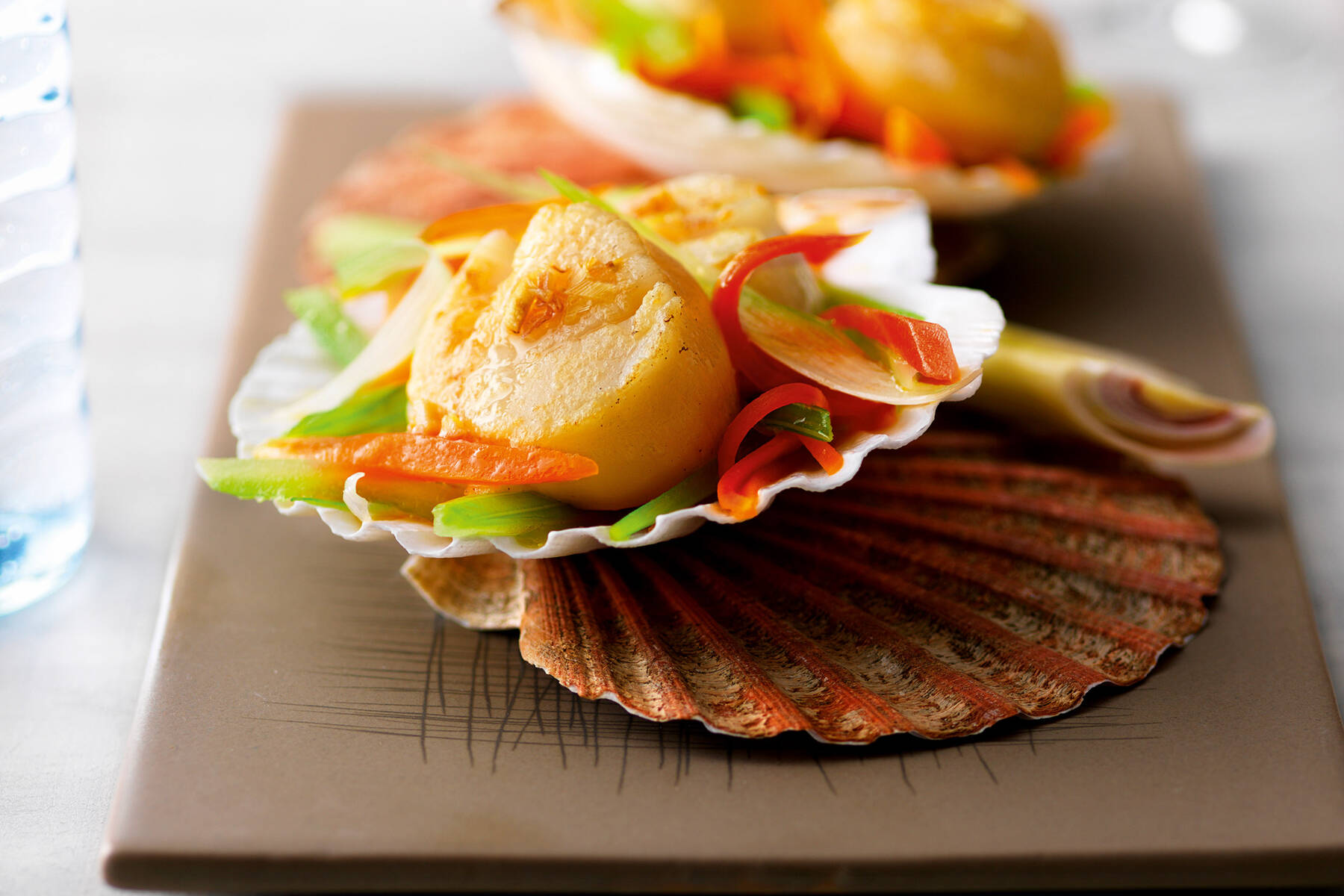 Jakobsmuscheln mit Zitronengrasbutter auf Julienne-Gemüse Rezept ... Jakobsmuscheln mit Zitronengrasbutter auf Julienne-Gemüse Rezept ...