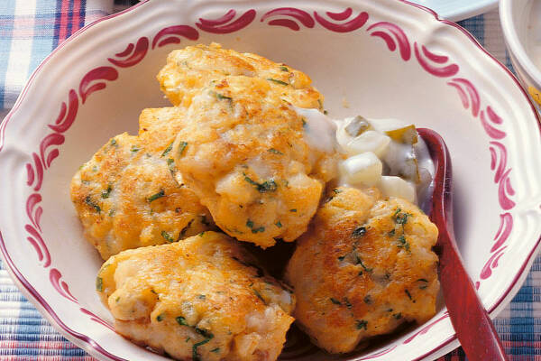 Fischfrikadellen mit Gurkensauce Rezept | Küchengötter Fischfrikadellen mit Gurkensauce Rezept | Küchengötter