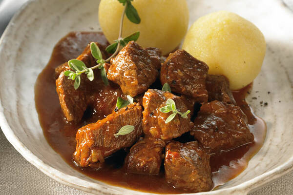 Rindergulasch Rezept | Klassisches Gulasch aus Rind | Küchengötter