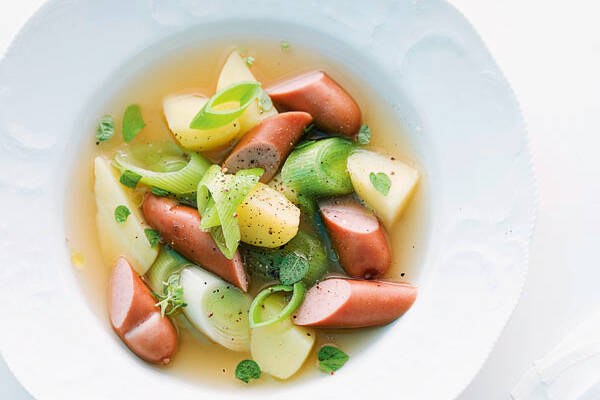 Kartoffel-Lauch-Eintopf mit Wiener Würstchen Rezept | Küchengötter Kartoffel-Lauch-Eintopf mit Wiener Würstchen Rezept | Küchengötter