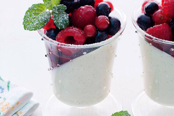 Bayerische Creme mit Sommerbeeren Rezept | Küchengötter Bayerische Creme mit Sommerbeeren Rezept | Küchengötter