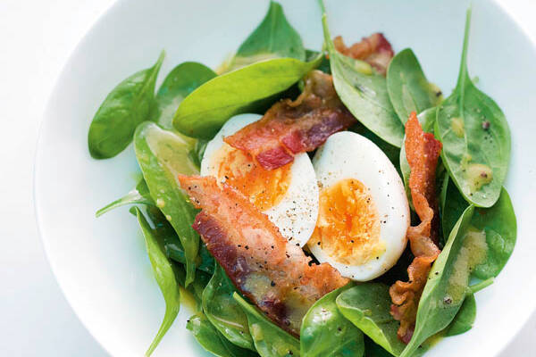 Spinatsalat mit Ei und Knusprigem Speck Rezept | Küchengötter