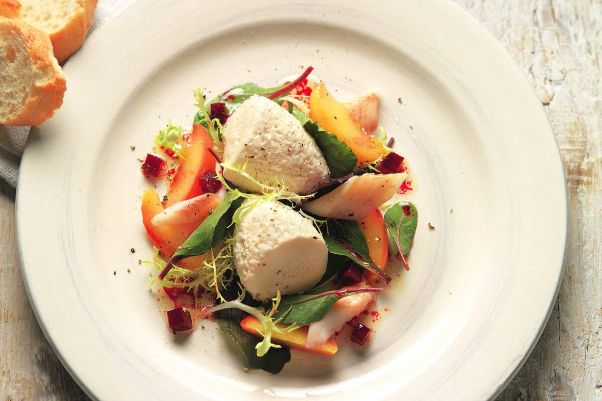 Mousse von Räucherfischen mit karamellisierten Äpfeln und Salat