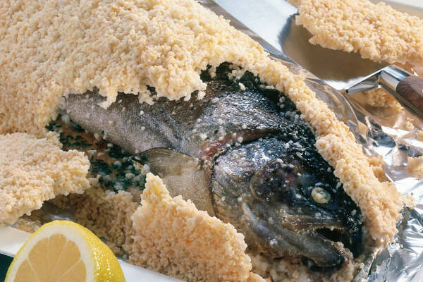 Lachsforelle in Salzkruste Rezept | Küchengötter Lachsforelle in Salzkruste Rezept | Küchengötter