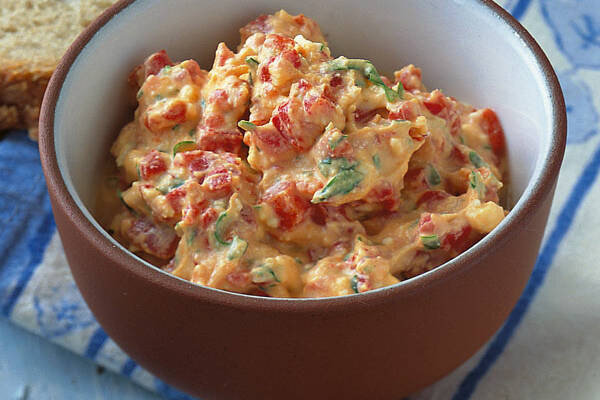 Paprika-Schafkäse-Dip Rezept | Küchengötter Paprika-Schafkäse-Dip Rezept | Küchengötter