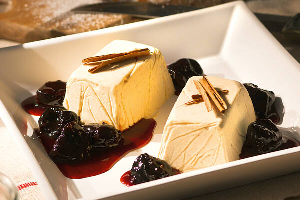 Zimtparfait mit Rotweinzwetschgen Rezept | Küchengötter Zimtparfait mit Rotweinzwetschgen Rezept | Küchengötter