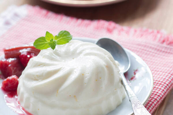 Joghurtmousse mit Kompott Rezept | Küchengötter