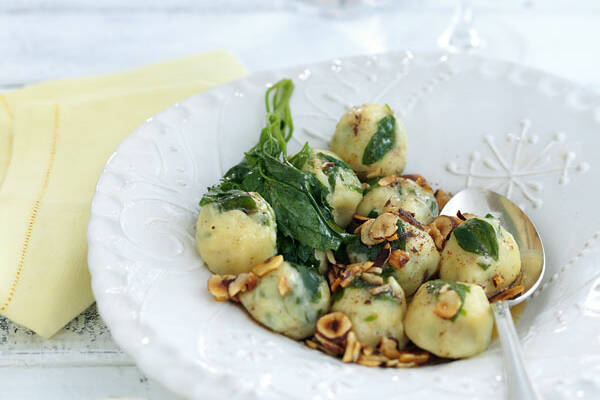 Melde-Gnocchi mit Haselnussbutter Rezept | Küchengötter Melde-Gnocchi mit Haselnussbutter Rezept | Küchengötter