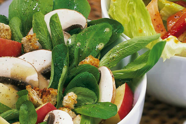 Feldsalat mit Äpfeln und Champignons Rezept | Küchengötter Feldsalat mit Äpfeln und Champignons Rezept | Küchengötter