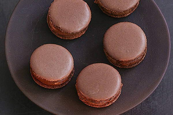 Schoko-Macarons mit Kardamom und Kaffee Rezept | Küchengötter Schoko-Macarons mit Kardamom und Kaffee Rezept | Küchengötter