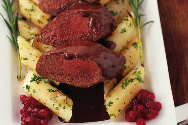 Rehrücken mit Holunder-Kardamom-Schokoladensauce Rezept | Küchengötter Rehrücken mit Holunder-Kardamom-Schokoladensauce Rezept | Küchengötter