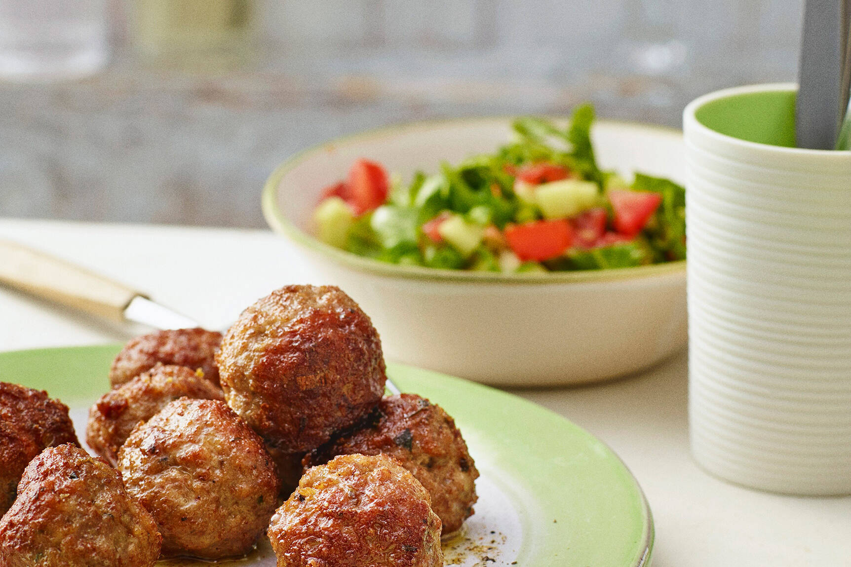 Hackbällchen mit buntem Salat Rezept | Küchengötter