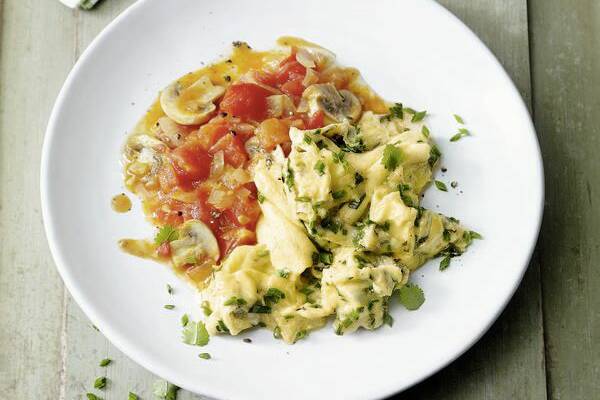 Kräuterrührei mit Tomaten und Pilzen Rezept | Küchengötter Kräuterrührei mit Tomaten und Pilzen Rezept | Küchengötter