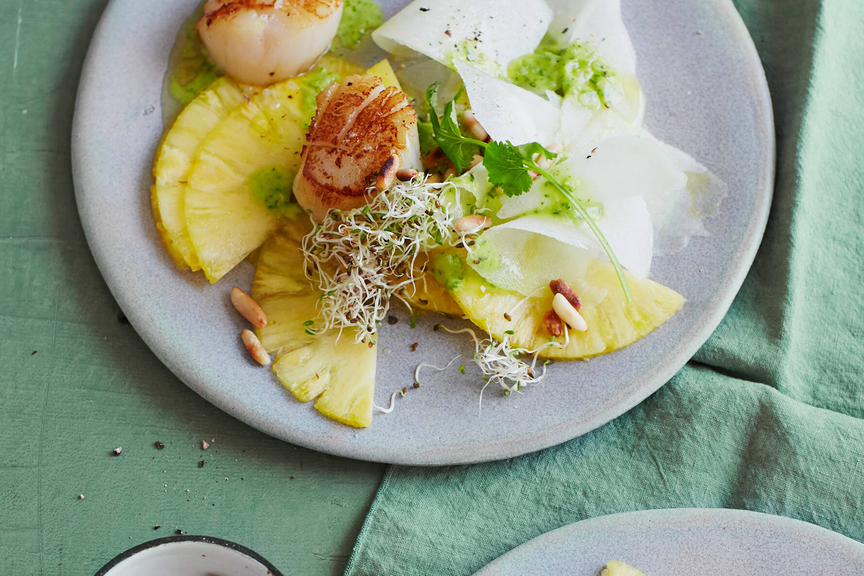 Kohlrabi-Ananas-Carpaccio mit Jakobsmuscheln Rezept | Küchengötter Kohlrabi-Ananas-Carpaccio mit Jakobsmuscheln Rezept | Küchengötter