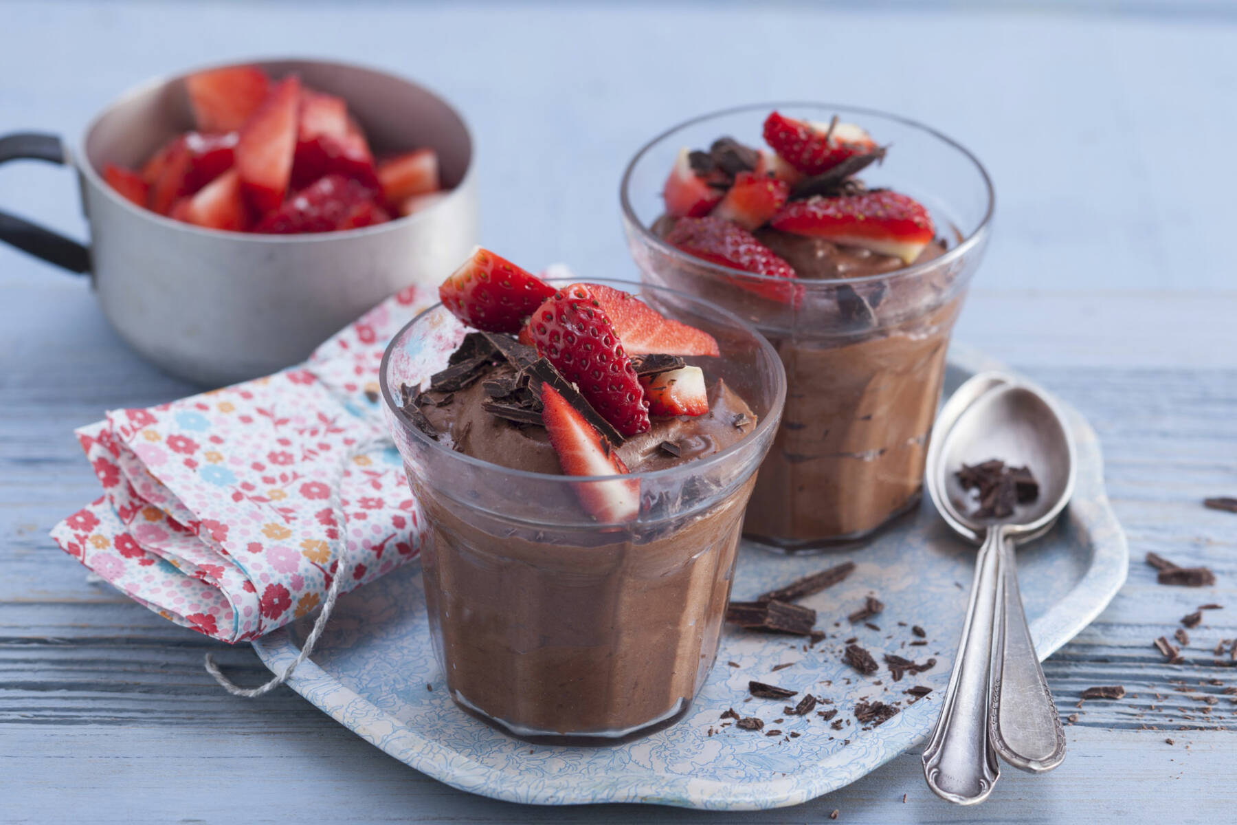 Mousse au chocolat mit Erdbeeren Rezept | Küchengötter