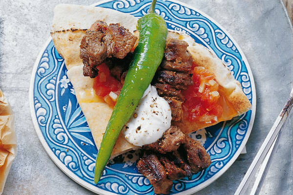 Kebap mit Joghurt auf Fladenbrot Rezept | Küchengötter Kebap mit Joghurt auf Fladenbrot Rezept | Küchengötter