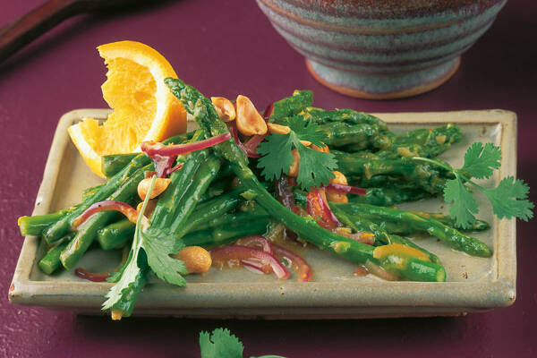 Thai-Spargel mit Ingwer-Orangen-Sauce Rezept | Küchengötter Thai-Spargel mit Ingwer-Orangen-Sauce Rezept | Küchengötter
