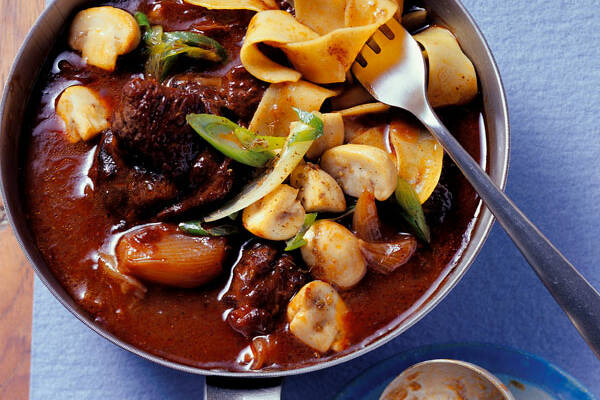 Rotweingulasch mit Schalotten und Anispilzen Rezept | Küchengötter Rotweingulasch mit Schalotten und Anispilzen Rezept | Küchengötter