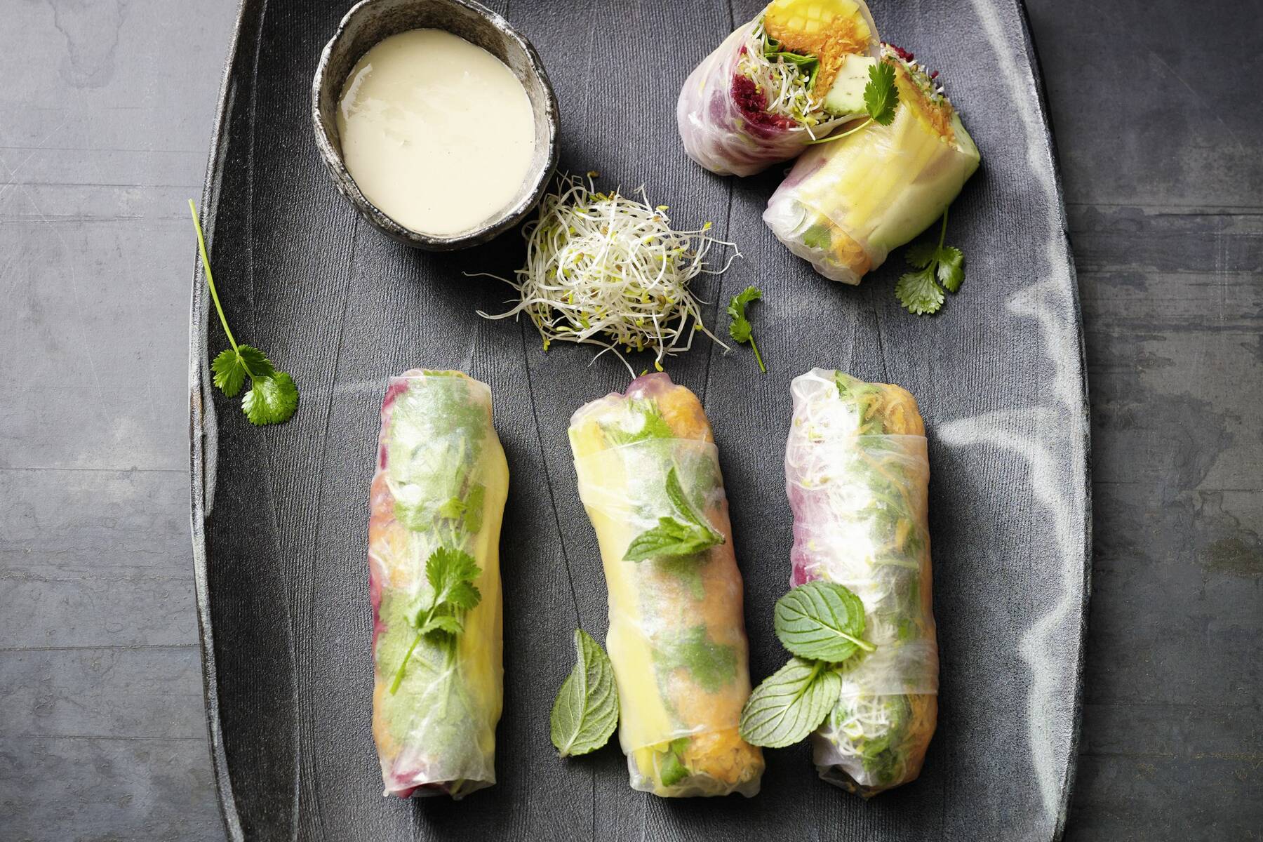 Vegane Sommerrollen mit Erdnussdip Rezept | Küchengötter Vegane Sommerrollen mit Erdnussdip Rezept | Küchengötter