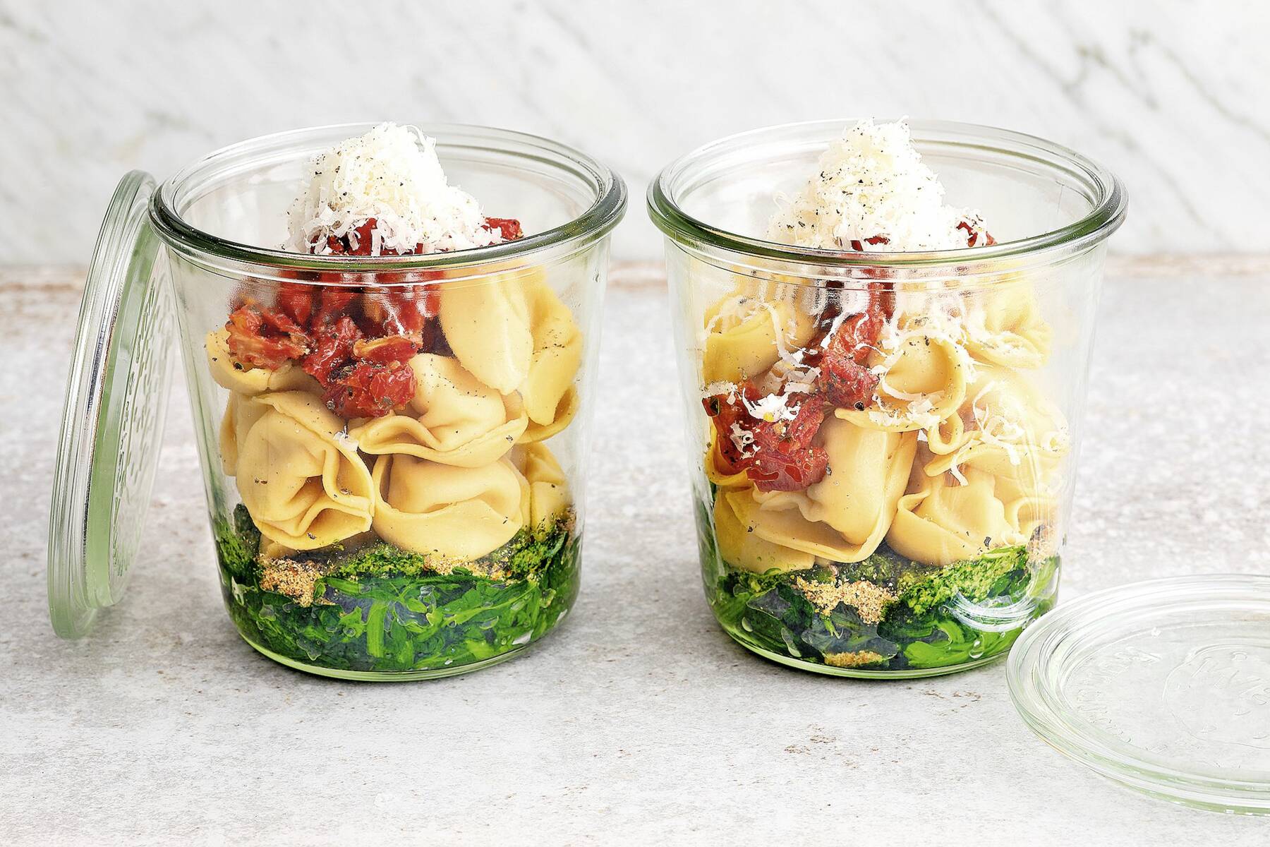 Tortellini-Suppe mit Spinat im Glas Rezept | Küchengötter