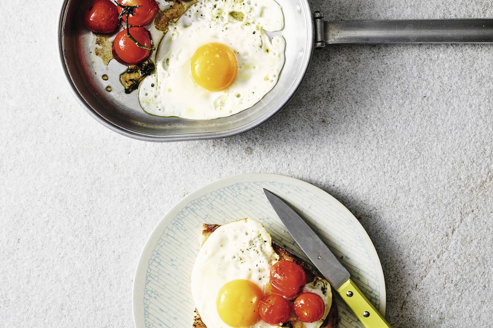 Spiegeleibrot mit karamellisierten Tomaten vom Grill Rezept | Küchengötter