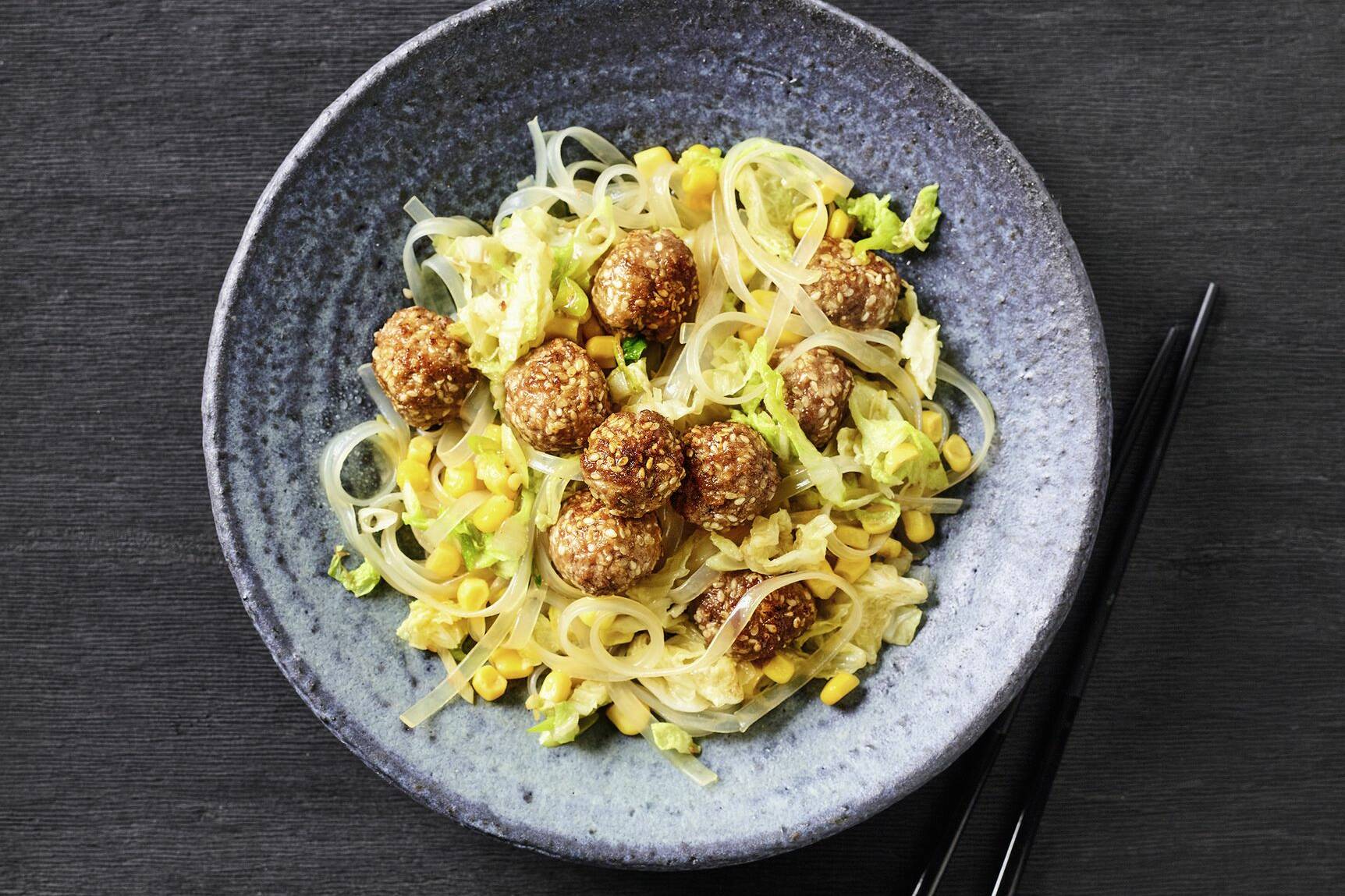 Sesam-Hackbällchen mit Gemüse Rezept | Küchengötter Sesam-Hackbällchen mit Gemüse Rezept | Küchengötter