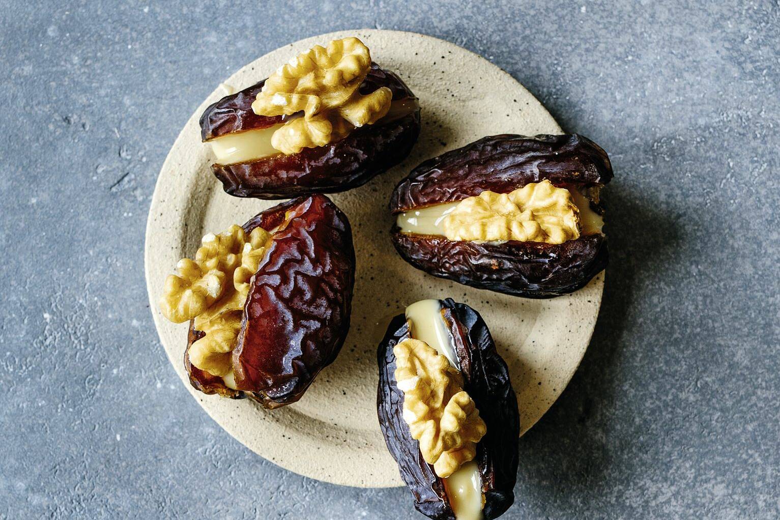 Medjool-Datteln mit Mandelmus Rezept | Küchengötter