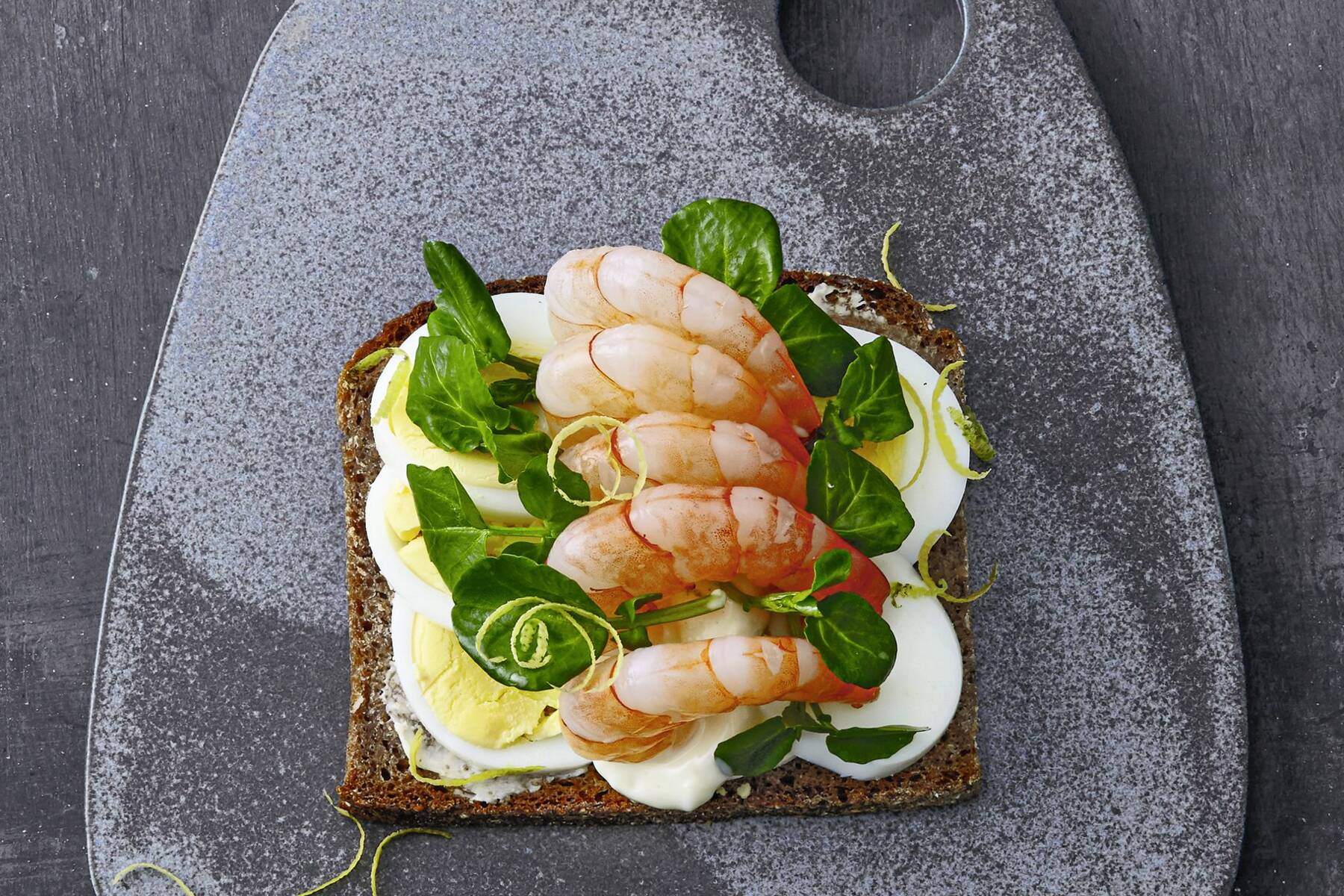 Smørrebrød mit Garnelen Rezept | Küchengötter Smørrebrød mit Garnelen Rezept | Küchengötter