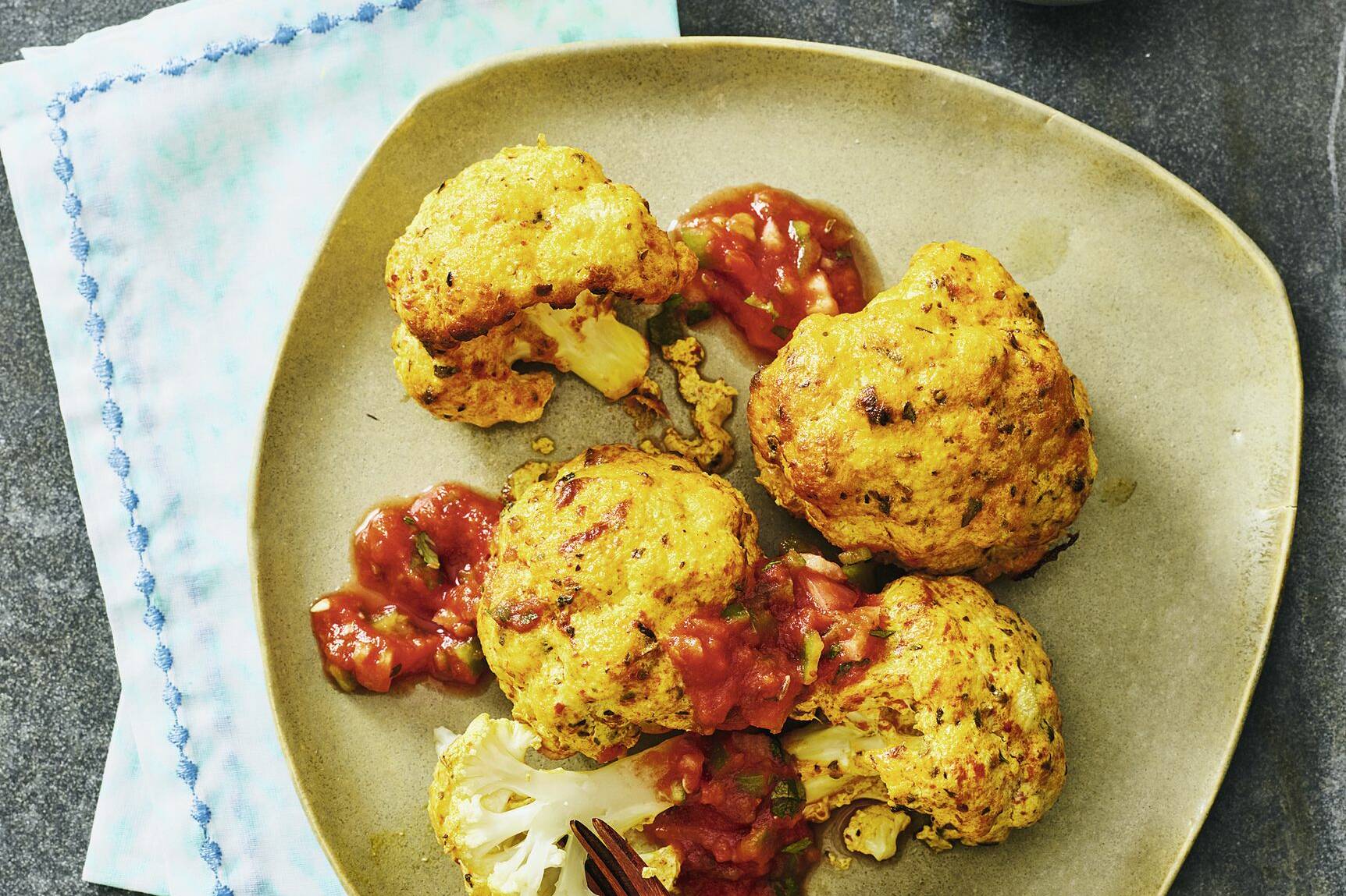 Blumenkohl-Shawarma-Bites mit Tomaten-Paprika-Dip Rezept | Küchengötter Blumenkohl-Shawarma-Bites mit Tomaten-Paprika-Dip Rezept | Küchengötter