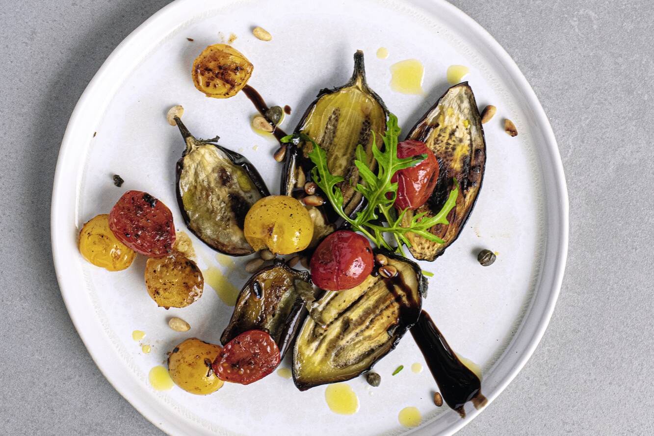 Warmer Salat aus Auberginen, Tomaten und Pinienkernen Rezept | Küchengötter Warmer Salat aus Auberginen, Tomaten und Pinienkernen Rezept | Küchengötter