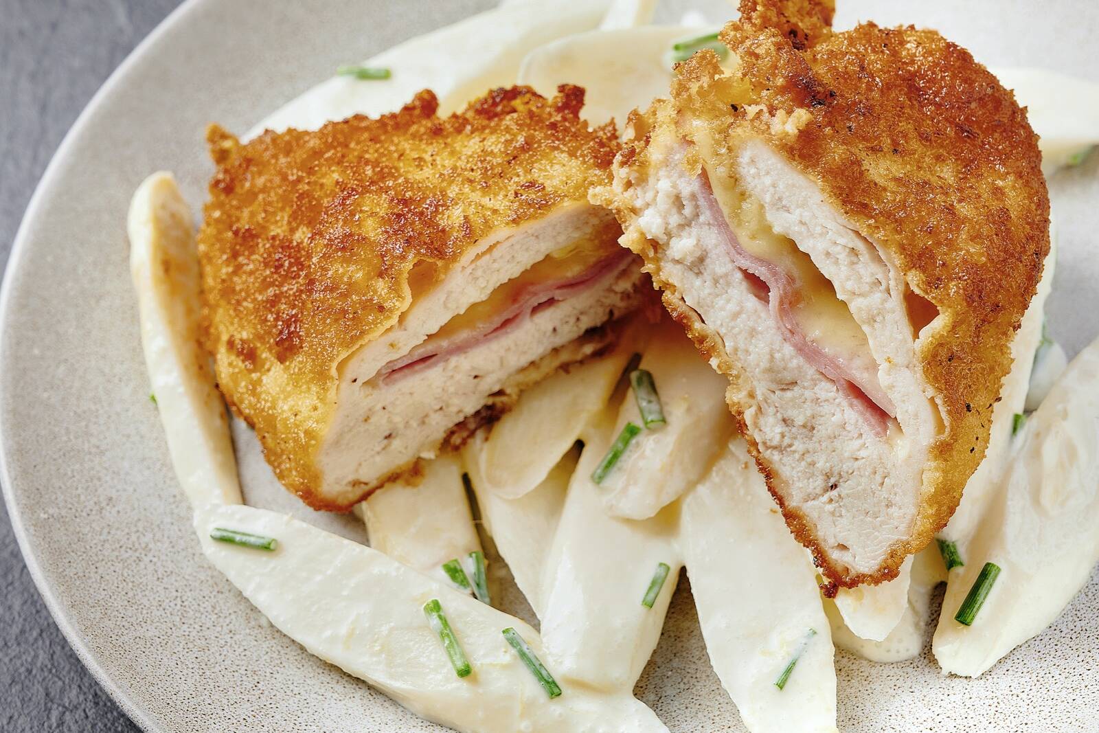 Hähnchen-Cordon-Bleu mit Spargelsalat Rezept | Küchengötter Hähnchen-Cordon-Bleu mit Spargelsalat Rezept | Küchengötter