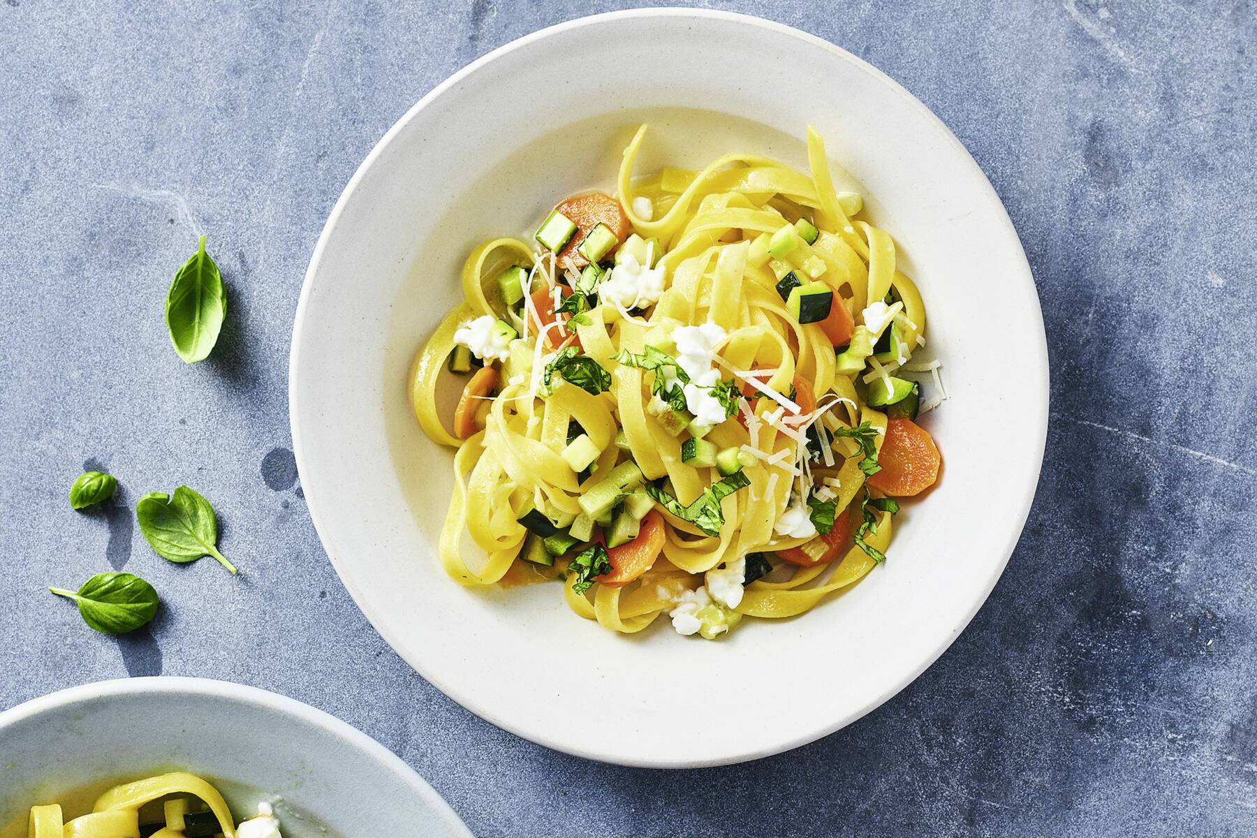 Bunte Pasta mit Hüttenkäse Rezept | Küchengötter Bunte Pasta mit Hüttenkäse Rezept | Küchengötter