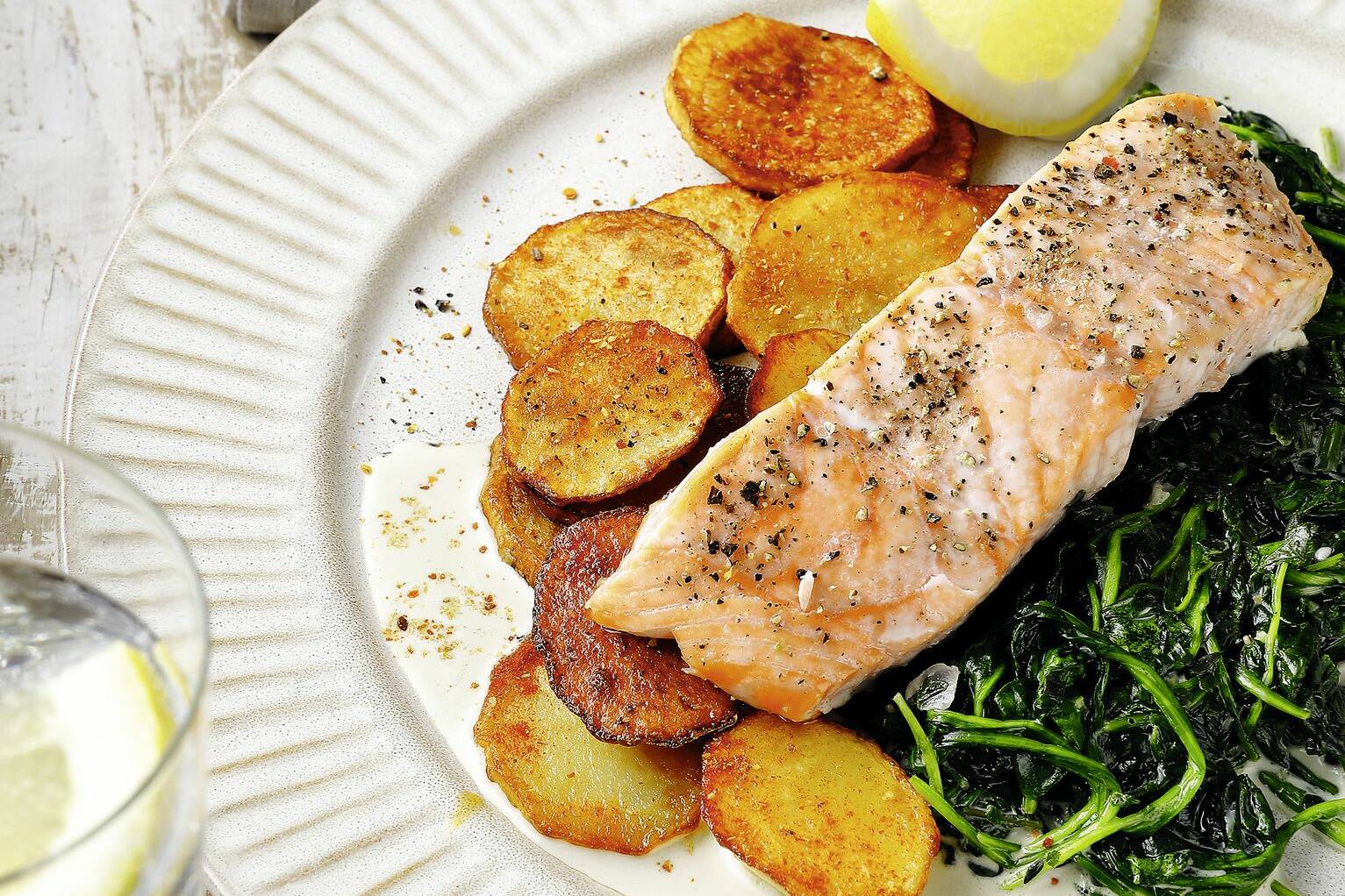 Lachsfilet mit Blattspinat und Röstkartoffeln Rezept | Küchengötter