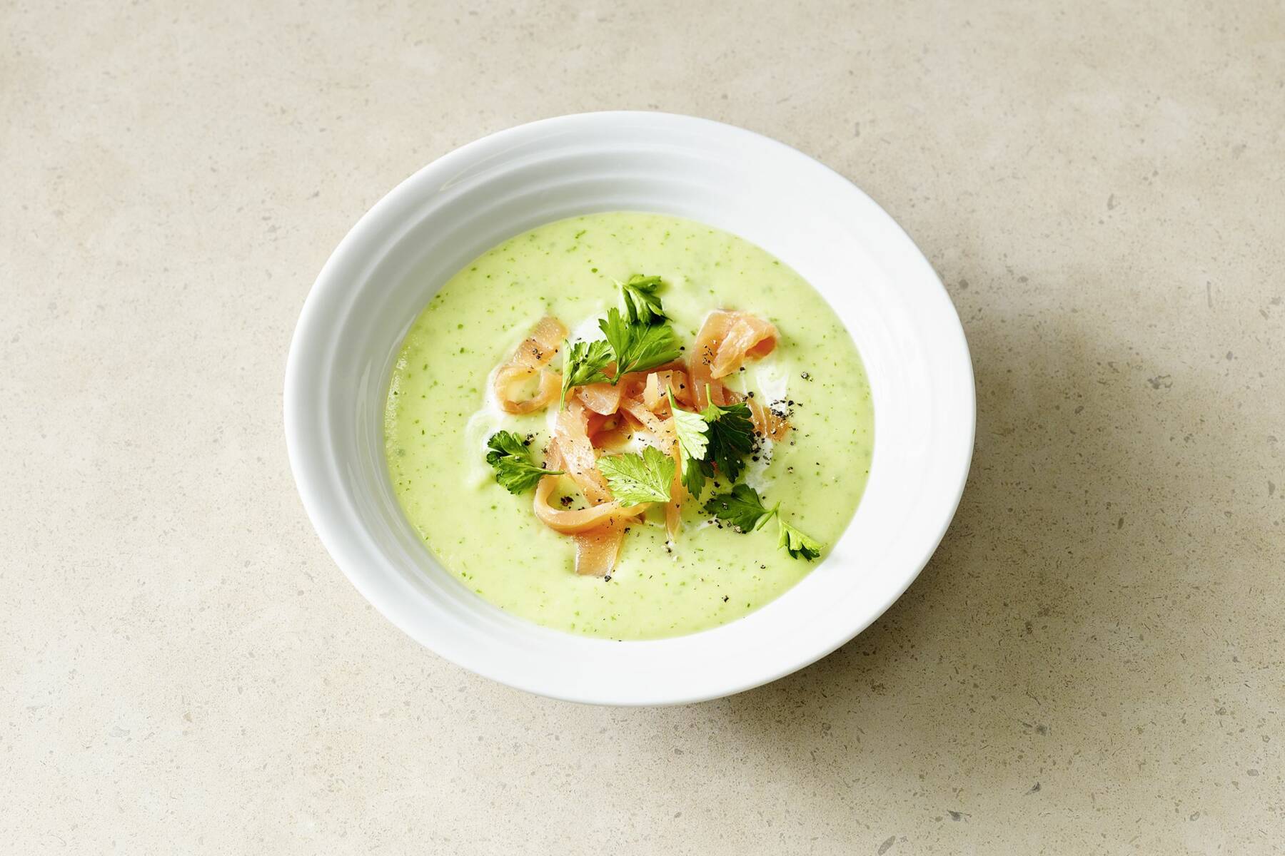 Petersilien-Kartoffel-Suppe mit Lachs Rezept | Küchengötter