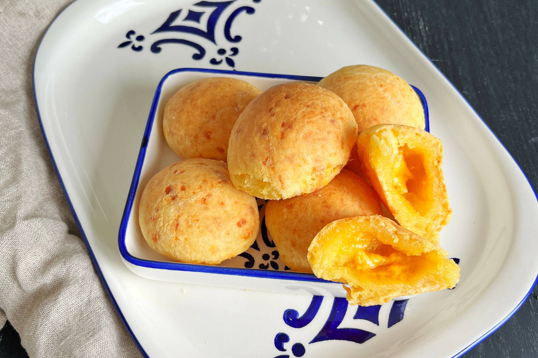 Pão de Queijo – brasilianische Käsebrötchen Rezept | Küchengötter Pão de Queijo – brasilianische Käsebrötchen Rezept | Küchengötter