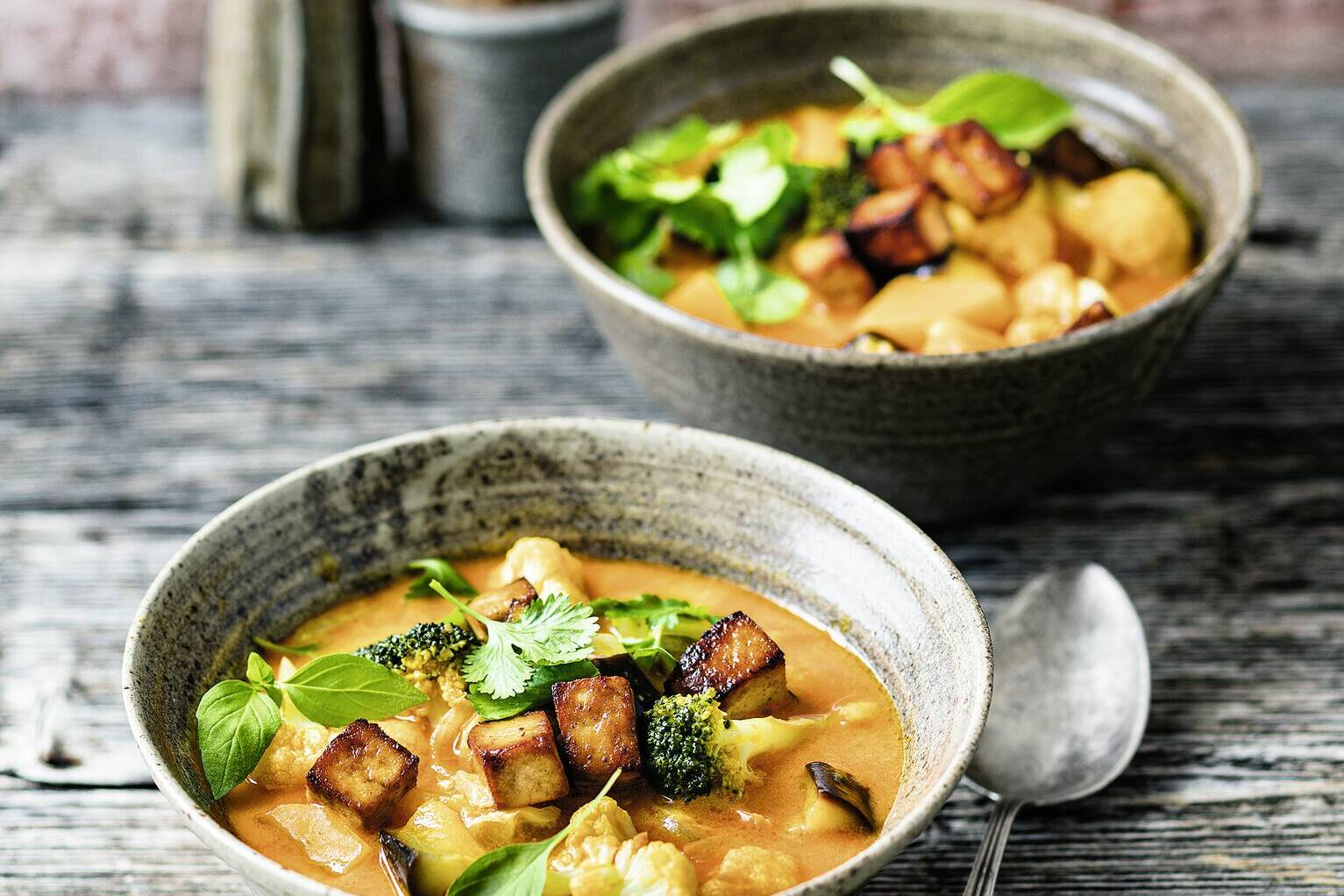 Brokkoli-Kürbis-Curry mit Thai-Basilikum Rezept | Küchengötter Brokkoli-Kürbis-Curry mit Thai-Basilikum Rezept | Küchengötter