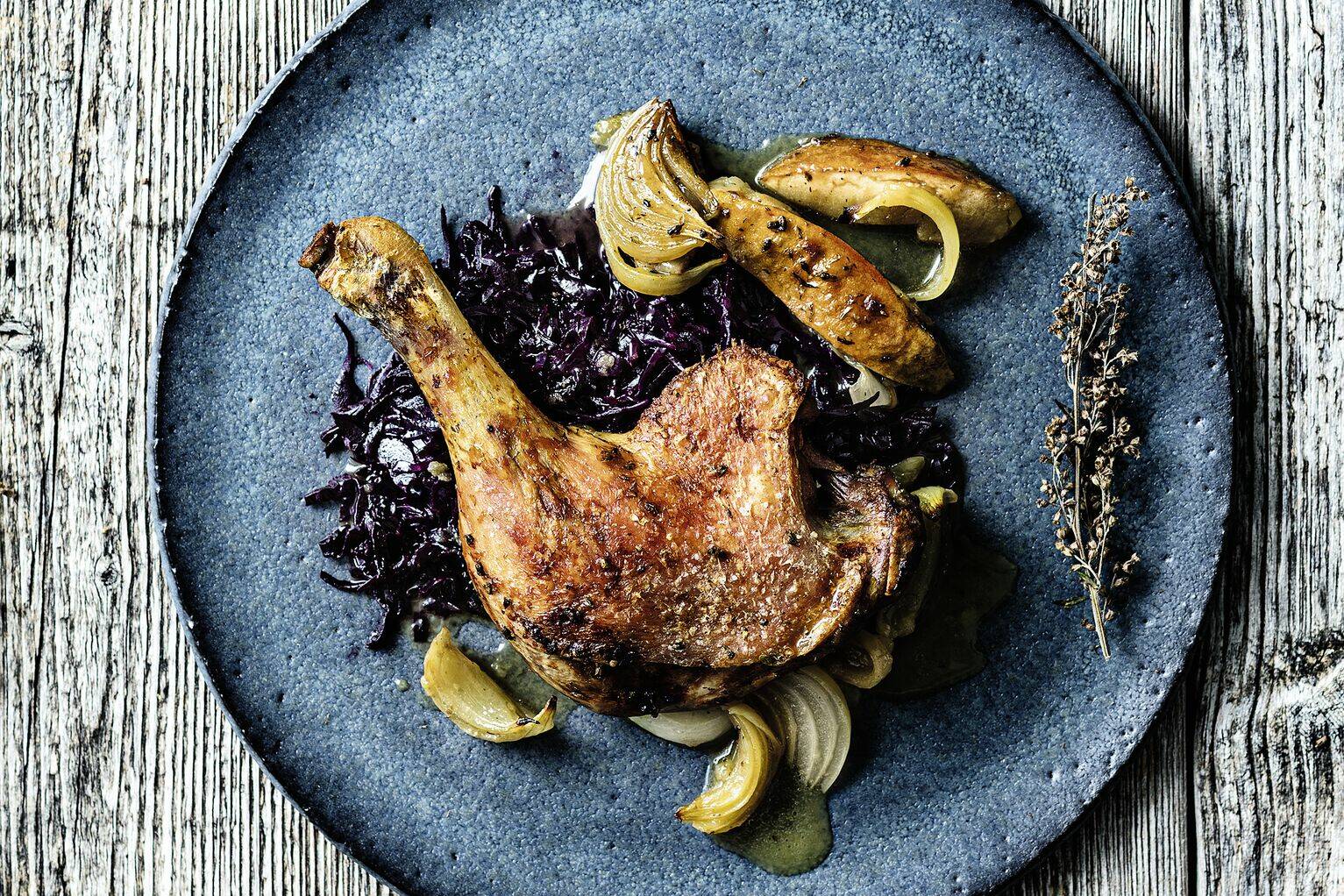 Entenkeulen mit Trauben-Rotkohl Rezept | Küchengötter Entenkeulen mit Trauben-Rotkohl Rezept | Küchengötter