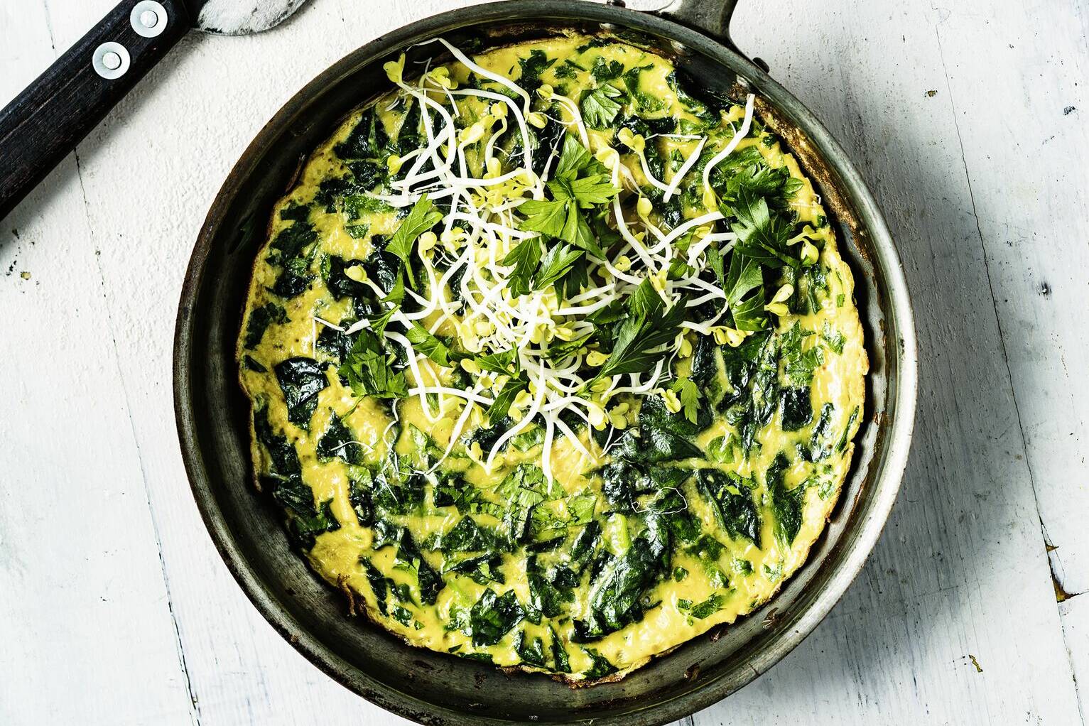 Spinat-Omelett mit Radieschensprossen Rezept | Küchengötter Spinat-Omelett mit Radieschensprossen Rezept | Küchengötter