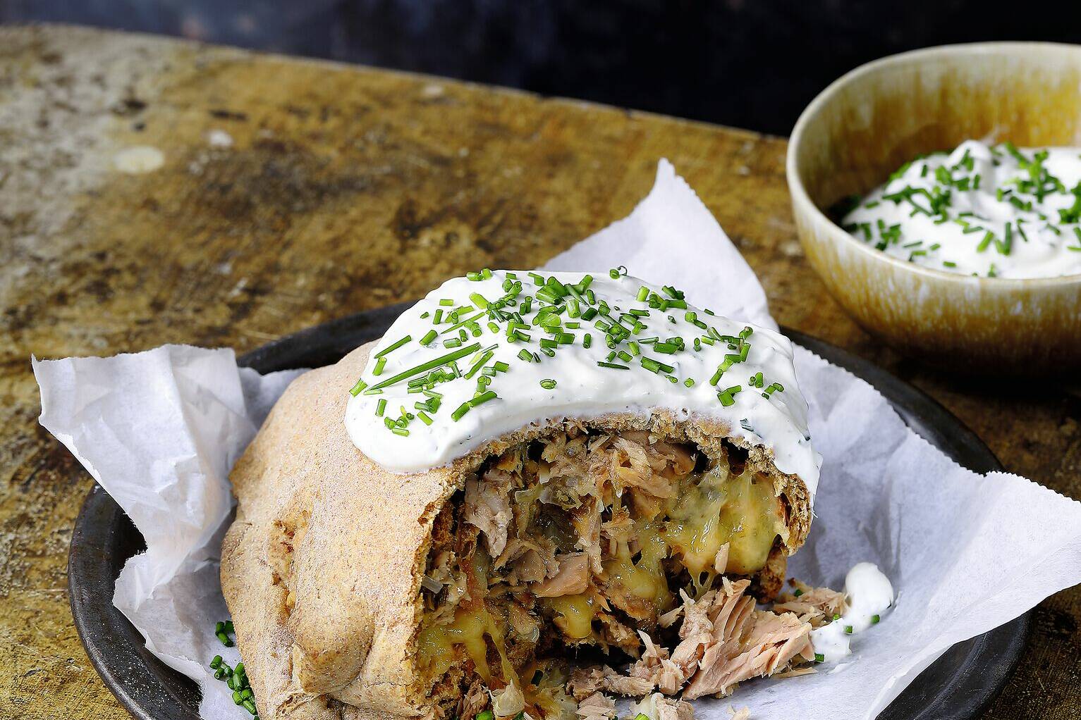 Handbrot mit Thunfisch-Füllung und Dip Rezept | Küchengötter Handbrot mit Thunfisch-Füllung und Dip Rezept | Küchengötter