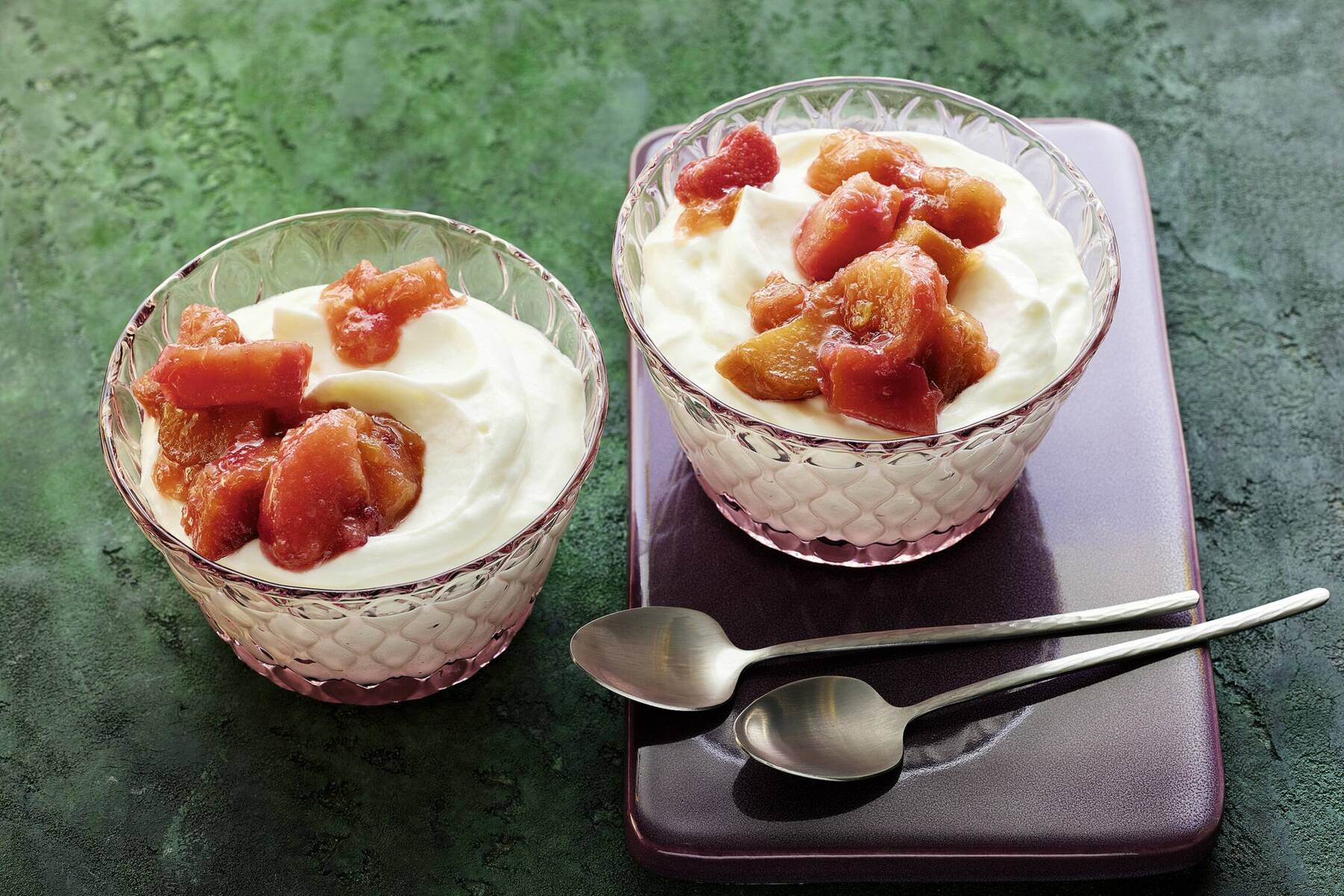 Quarkmousse mit Rhabarberröster Rezept | Küchengötter Quarkmousse mit Rhabarberröster Rezept | Küchengötter