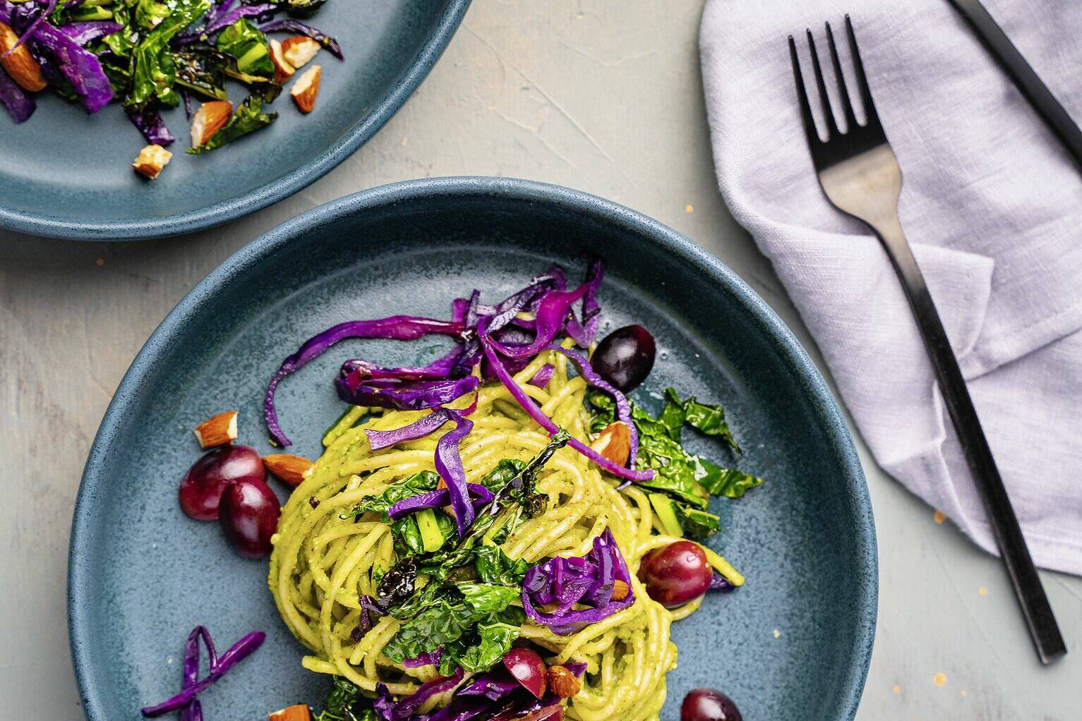 Spaghetti mit Schwarz- und Rotkohl, Petersilien-Mandel-Creme und ... Spaghetti mit Schwarz- und Rotkohl, Petersilien-Mandel-Creme und ...