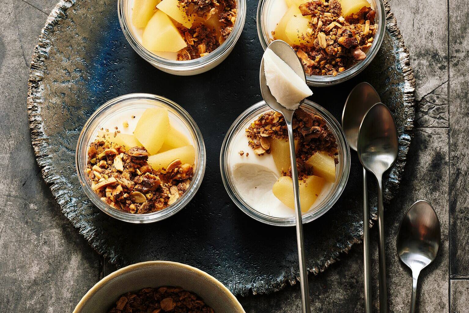 Kokospudding mit Granola und Birne Rezept | Küchengötter Kokospudding mit Granola und Birne Rezept | Küchengötter