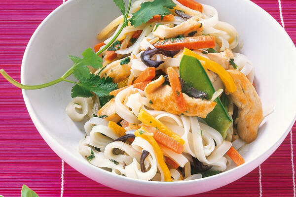 Thai-Nudeln mit Huhn Rezept | Küchengötter Thai-Nudeln mit Huhn Rezept | Küchengötter