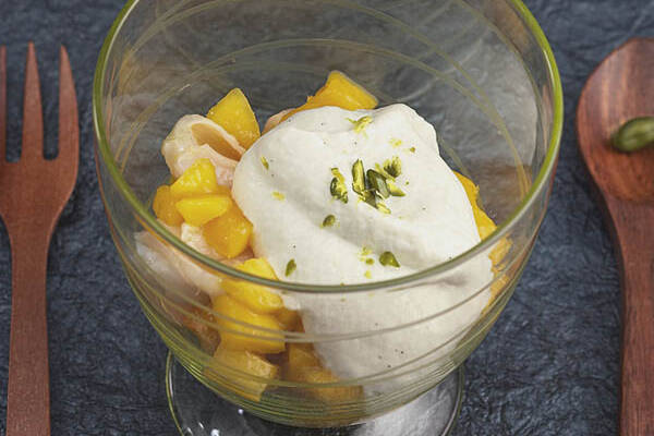 Kokos-Bananencreme auf Mango und Litschi Rezept | Küchengötter Kokos-Bananencreme auf Mango und Litschi Rezept | Küchengötter