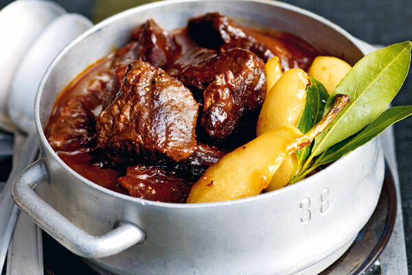 hirschgulasch mit kirschwein und grappabirnen rezept kuchengotter