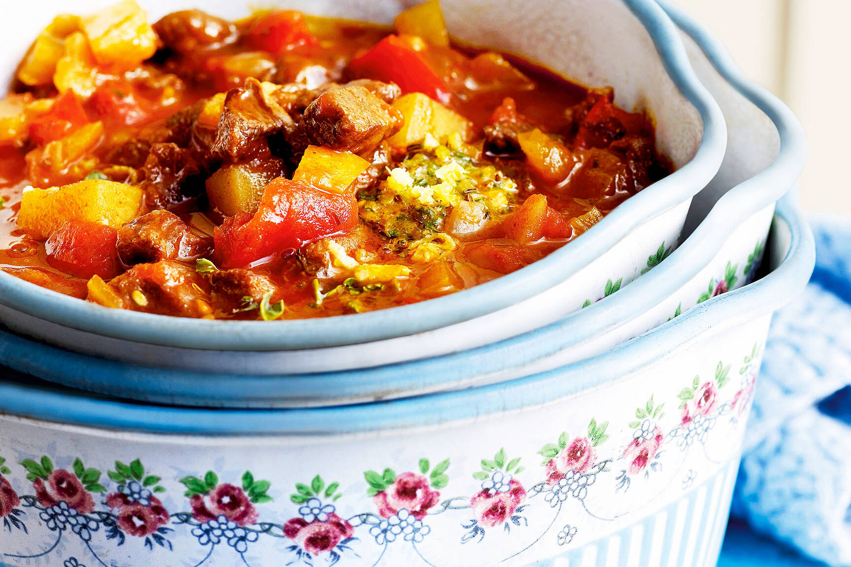 Ungarische Gulaschsuppe mit Gewürzbutter